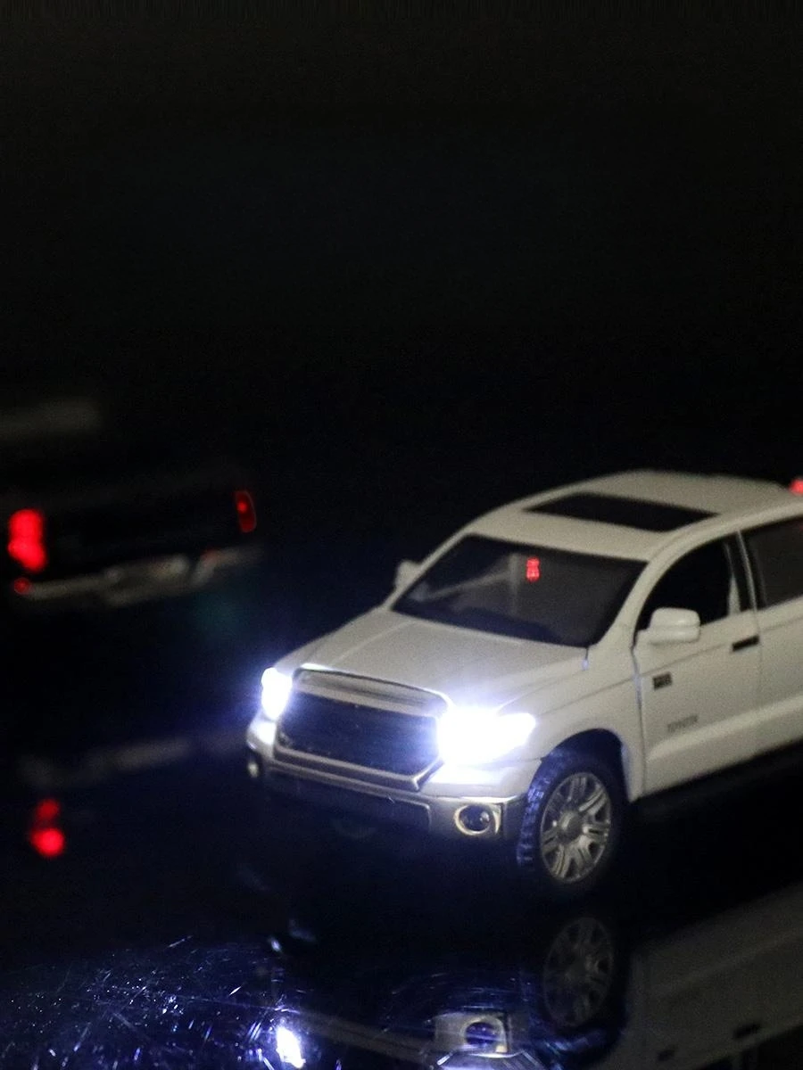 1:32 Toyota Tundra TRD Diecast Model Pickup 5 1:32 Toyota Tundra TRD Diecast Model Pickup - Image 5