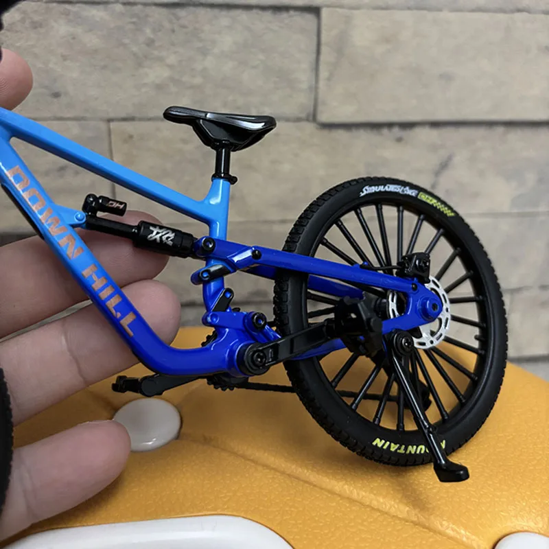 1:8 Scale Alloy Mountain Bike Model 5 1:8 Scale Alloy Mountain Bike Model - Image 5