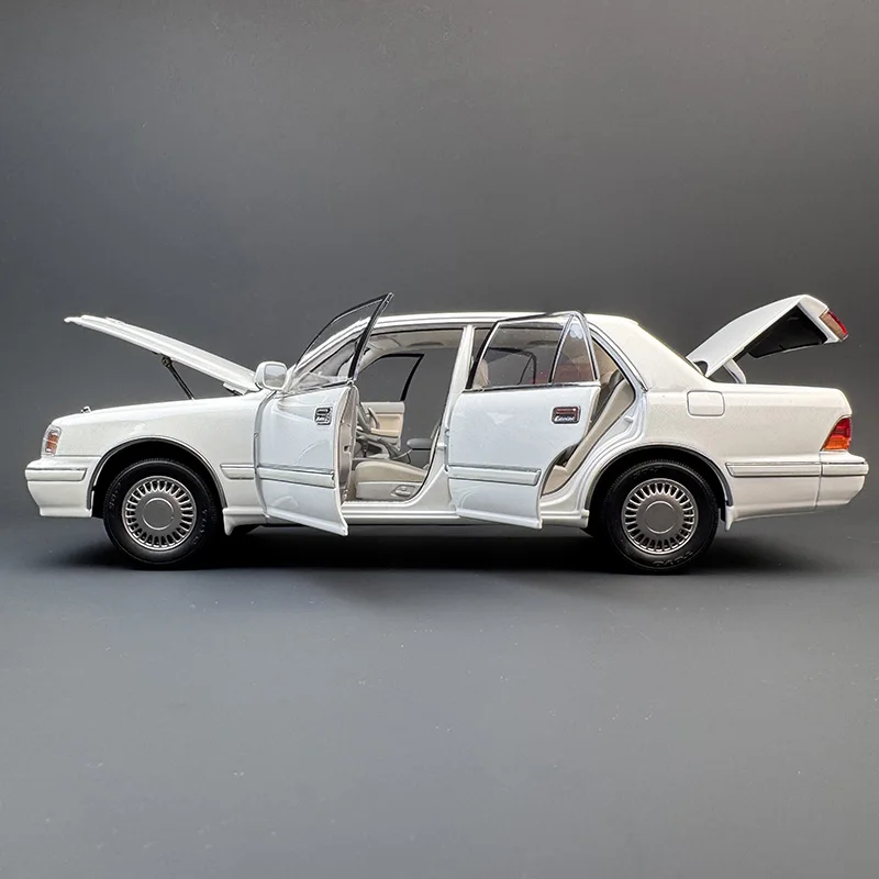White Toyota Crown 155 Diecast Model 1:18 Scale 4 White Toyota Crown 155 Diecast Model 1:18 Scale - Image 4