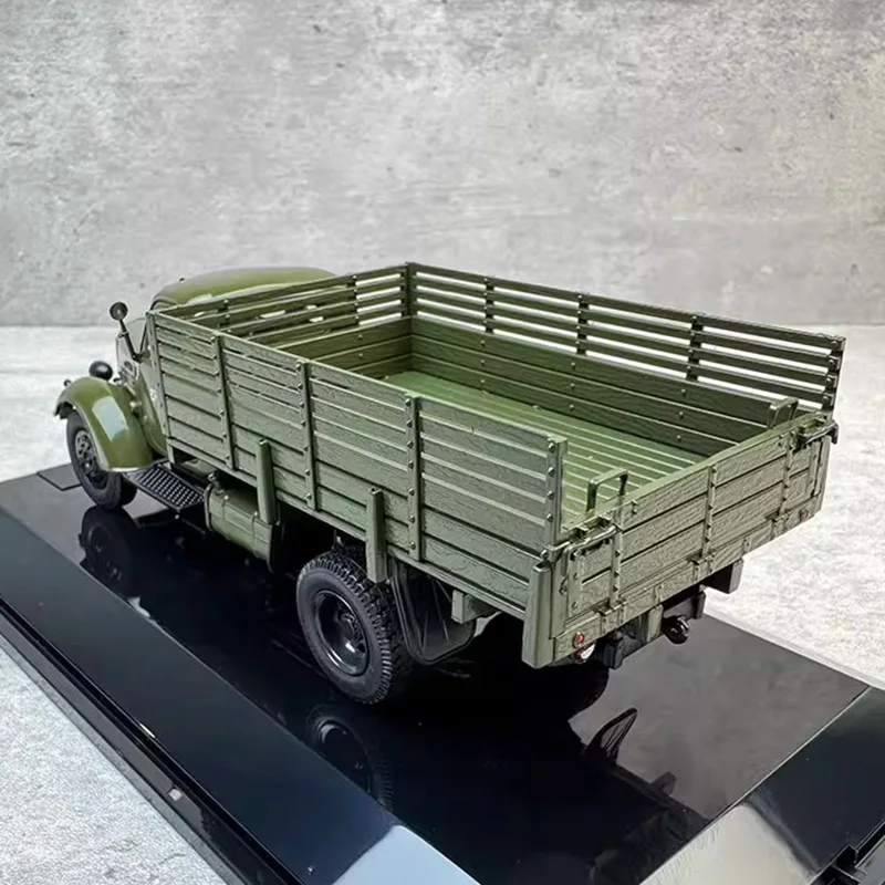 Vintage Jiefang CA10B Truck Model in 1:43 Scale 3 Vintage Jiefang CA10B Truck Model in 1:43 Scale - Image 3