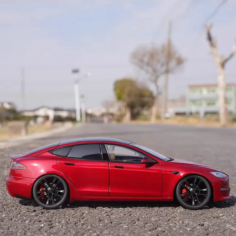 Vibrant Red 1:18 Scale Model S Alloy Car 2 Vibrant Red 1:18 Scale Model S Alloy Car - Image 2