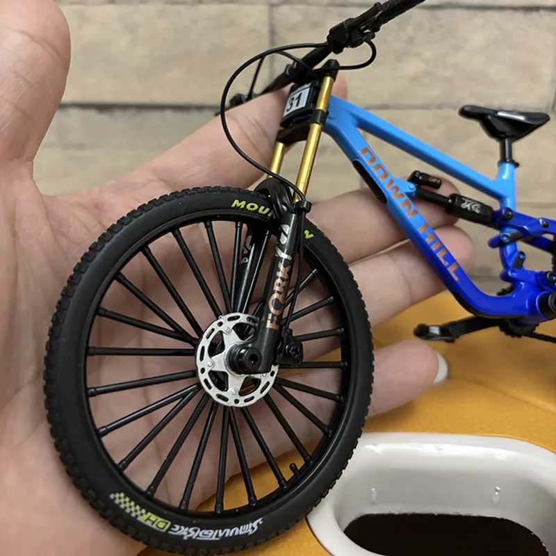 1:8 Scale Alloy Mountain Bike Model 4 1:8 Scale Alloy Mountain Bike Model - Image 4