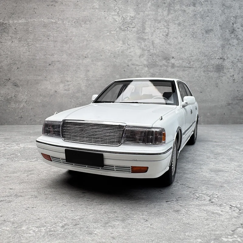 White Toyota Crown 155 Diecast Model 1:18 Scale 7 White Toyota Crown 155 Diecast Model 1:18 Scale - Image 7