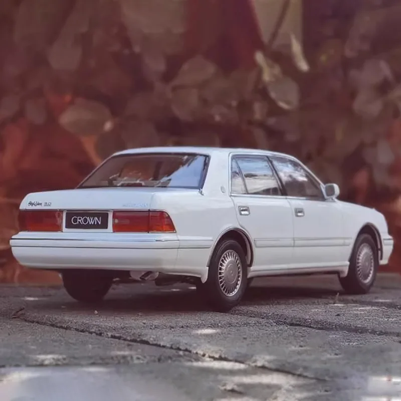 White Diecast Crown 155 Model Replica 3 White Diecast Crown 155 Model Replica - Image 3