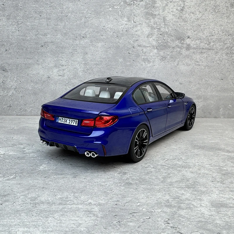 Blue BMW M5 F90 1:18 Die-Cast Model 4 Blue BMW M5 F90 1:18 Die-Cast Model - Image 4