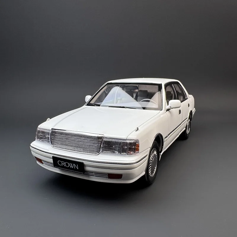 White Toyota Crown 155 Diecast Model 1:18 Scale 3 White Toyota Crown 155 Diecast Model 1:18 Scale - Image 3
