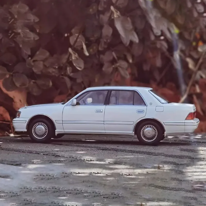 White Diecast Crown 155 Model Replica 2 White Diecast Crown 155 Model Replica - Image 2