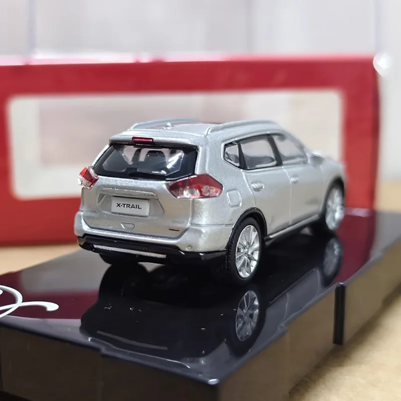 Realistic 1:64 Silver Nissan X-Trail Miniature Model 5 Realistic 1:64 Silver Nissan X-Trail Miniature Model - Image 5