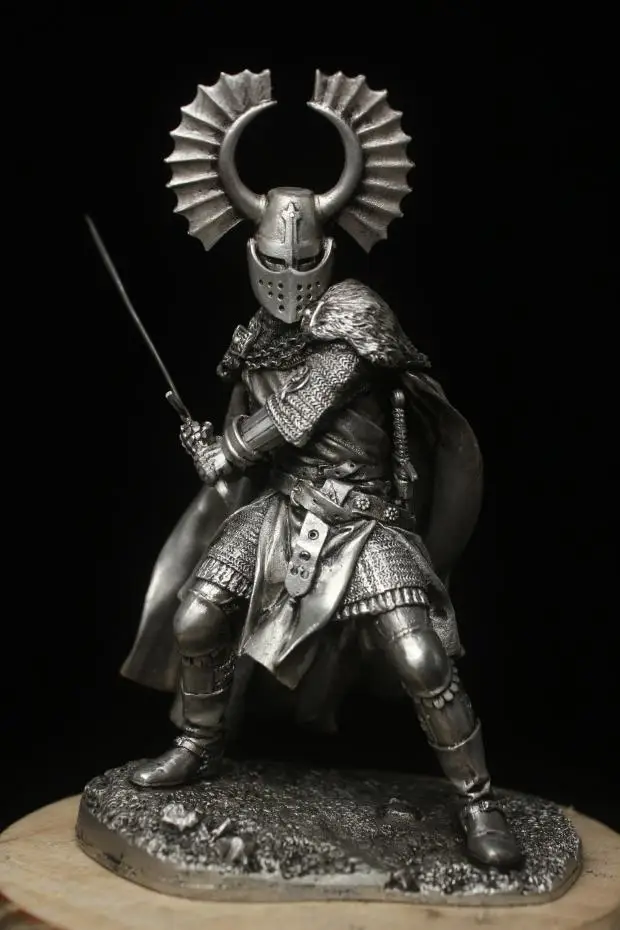 Medieval Teutonic Knight Crusader Figurine 1/18 Scale 4 Medieval Teutonic Knight Crusader Figurine 1/18 Scale - Image 4