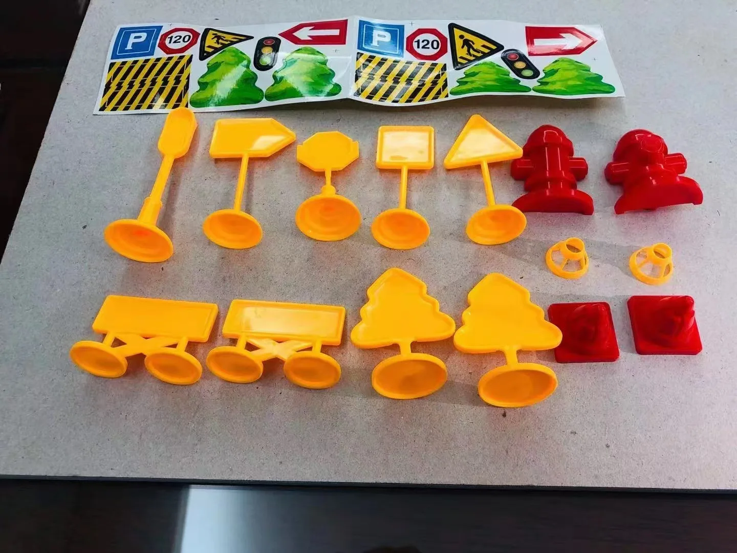 Vivid 12-Piece Traffic Sign Set for Kids 8 Vivid 12-Piece Traffic Sign Set for Kids - Image 8