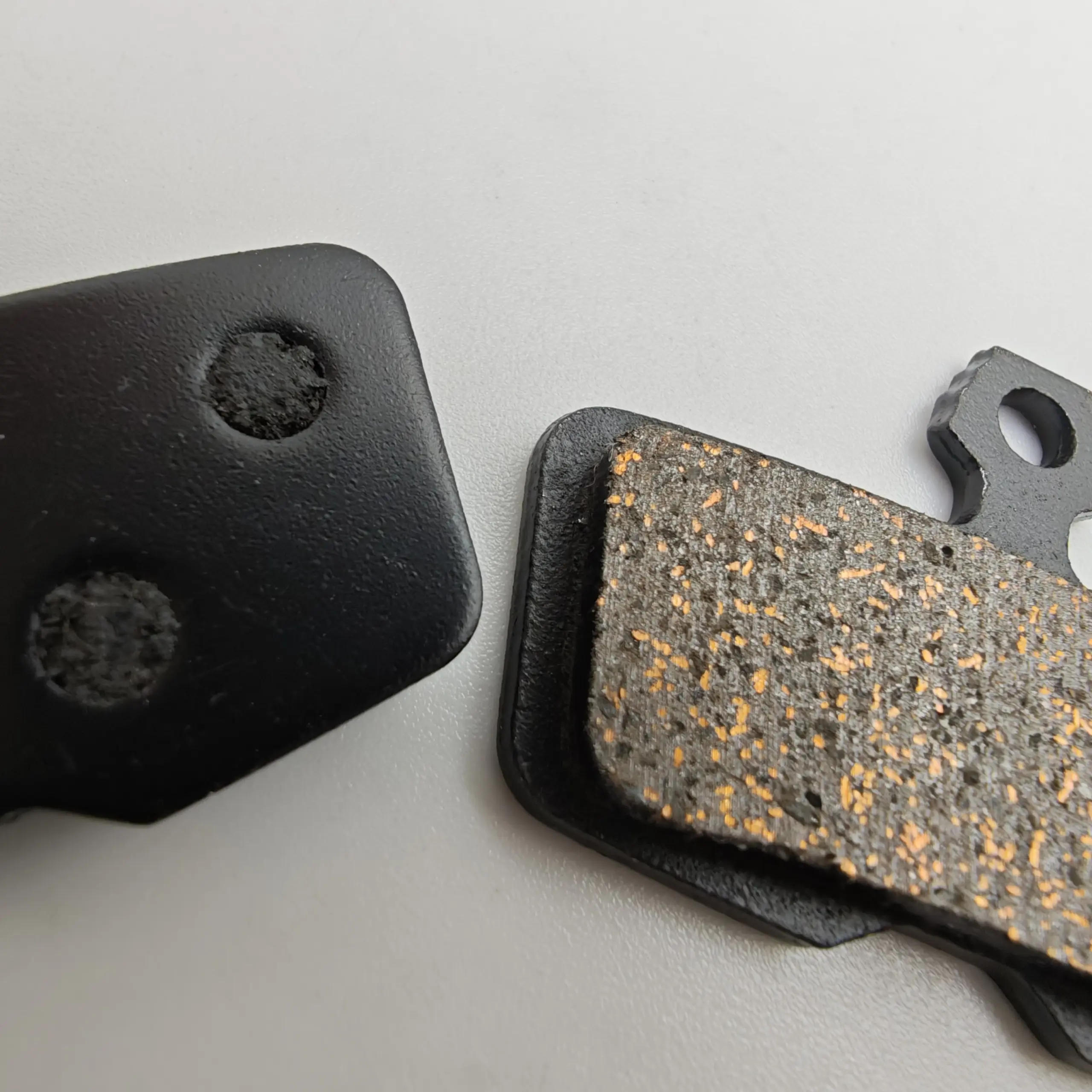 High-Performance SRAM 40.5mm Disc Brake Pads Set 4 High-Performance SRAM 40.5mm Disc Brake Pads Set - Image 4