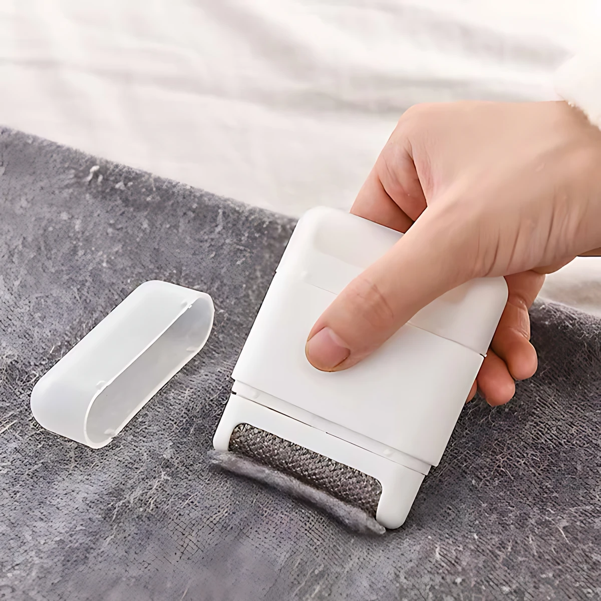 White Mini Portable Lint Remover for Clothes 3 White Mini Portable Lint Remover for Clothes - Image 3