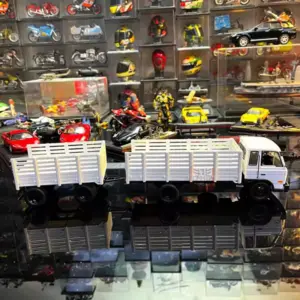 Vintage 1980s Cargo Truck Diecast Model 10 S4d67aaf91df04817afaee728f850d5e9g