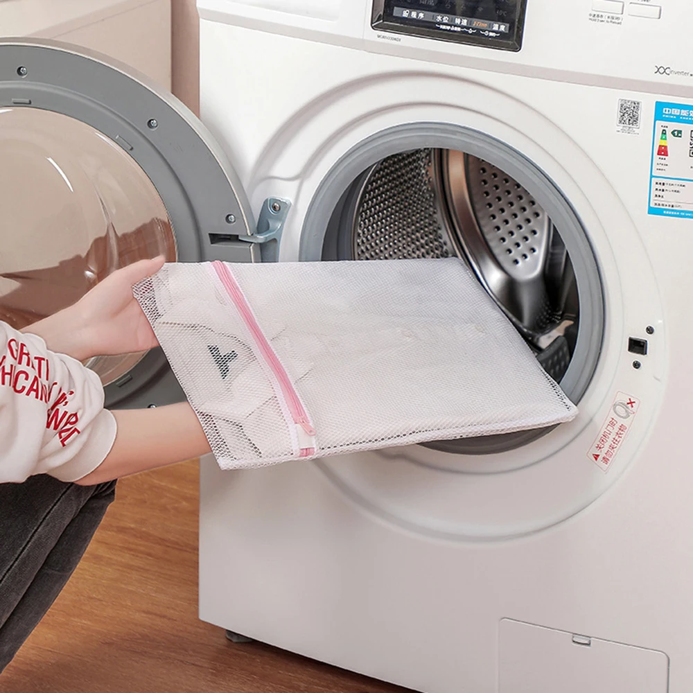Set of Four Polyester Laundry Bags with Pink Zippers 5 Set of Four Polyester Laundry Bags with Pink Zippers - Image 5