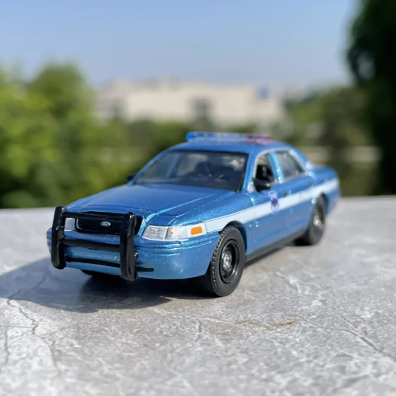 2001 Ford Crown Victoria Police Model 1/64 Scale 2 2001 Ford Crown Victoria Police Model 1/64 Scale - Image 2