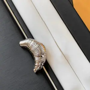 Croissant-Shaped Zinc Alloy Brooch for Men Women 13 S6727f18692f94e66851196e570ceb1e1B