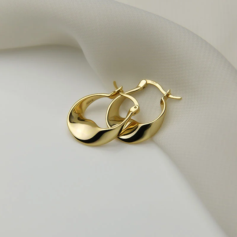 Vintage Metal Hoop Earrings in Gold and Silver 4 Vintage Metal Hoop Earrings in Gold and Silver - Image 4