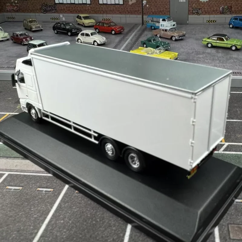 FH Box Van Truck Model 1:76 Scale for Display 2 FH Box Van Truck Model 1:76 Scale for Display - Image 2