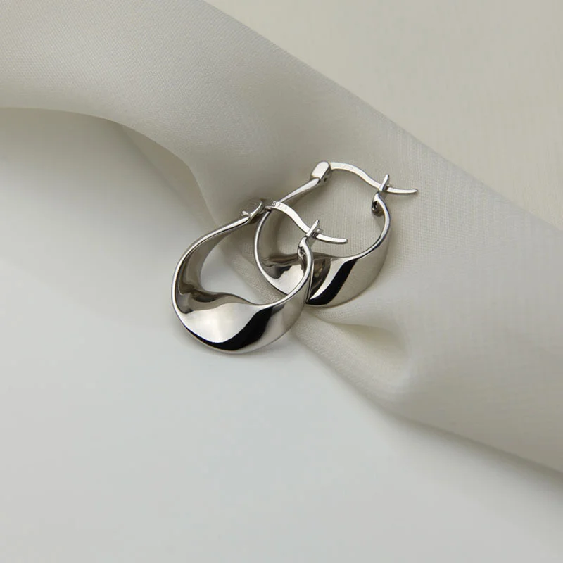 Vintage Metal Hoop Earrings in Gold and Silver 5 Vintage Metal Hoop Earrings in Gold and Silver - Image 5