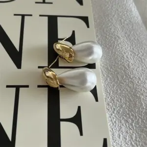 Vintage Water Drop Earrings with Celine Paris Detail 13 Sc26a1c256e6f42fe8b907b480744db09s