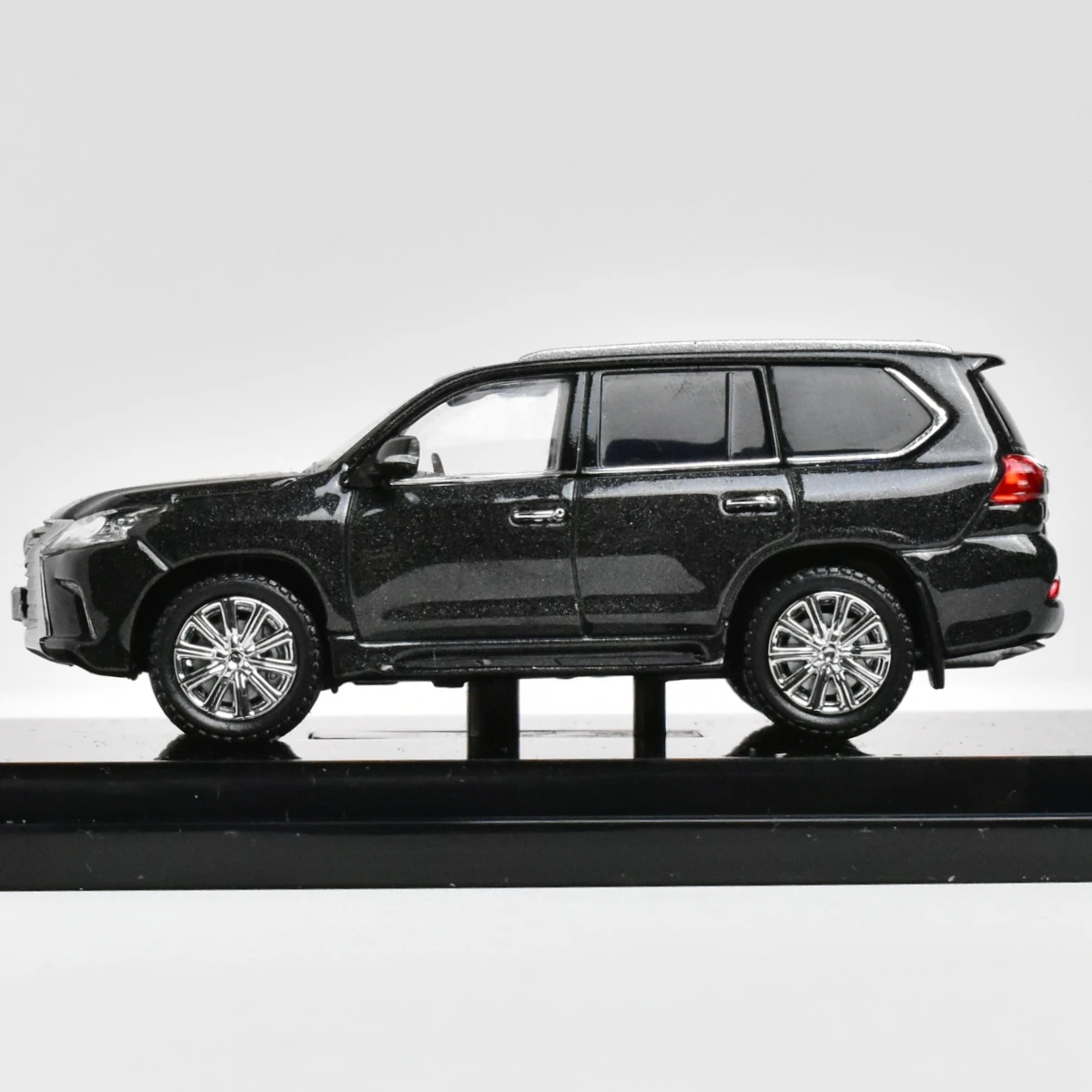 Kyosho 1:64 Lexus LX570 Diecast Model 4 Kyosho 1:64 Lexus LX570 Diecast Model - Image 4