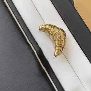 Croissant-Shaped Zinc Alloy Brooch for Men Women 10 Sc8b651a27bdd4899886368af79051debS