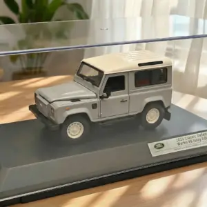 Land Rover Defender Classic Diecast SUV Model 1:24