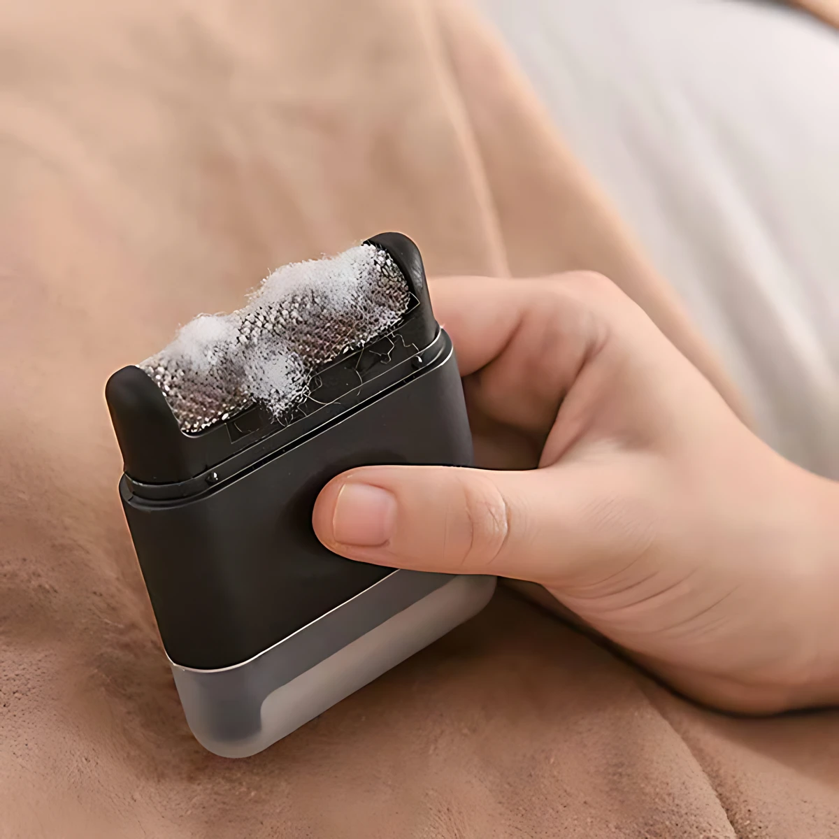 White Mini Portable Lint Remover for Clothes 4 White Mini Portable Lint Remover for Clothes - Image 4