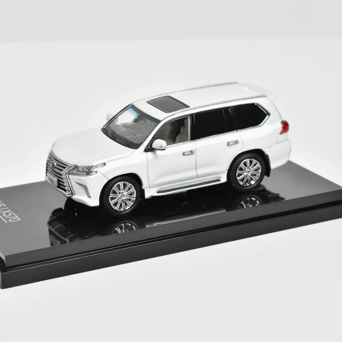Kyosho 1:64 Lexus LX570 Diecast Model 5 Kyosho 1:64 Lexus LX570 Diecast Model - Image 5