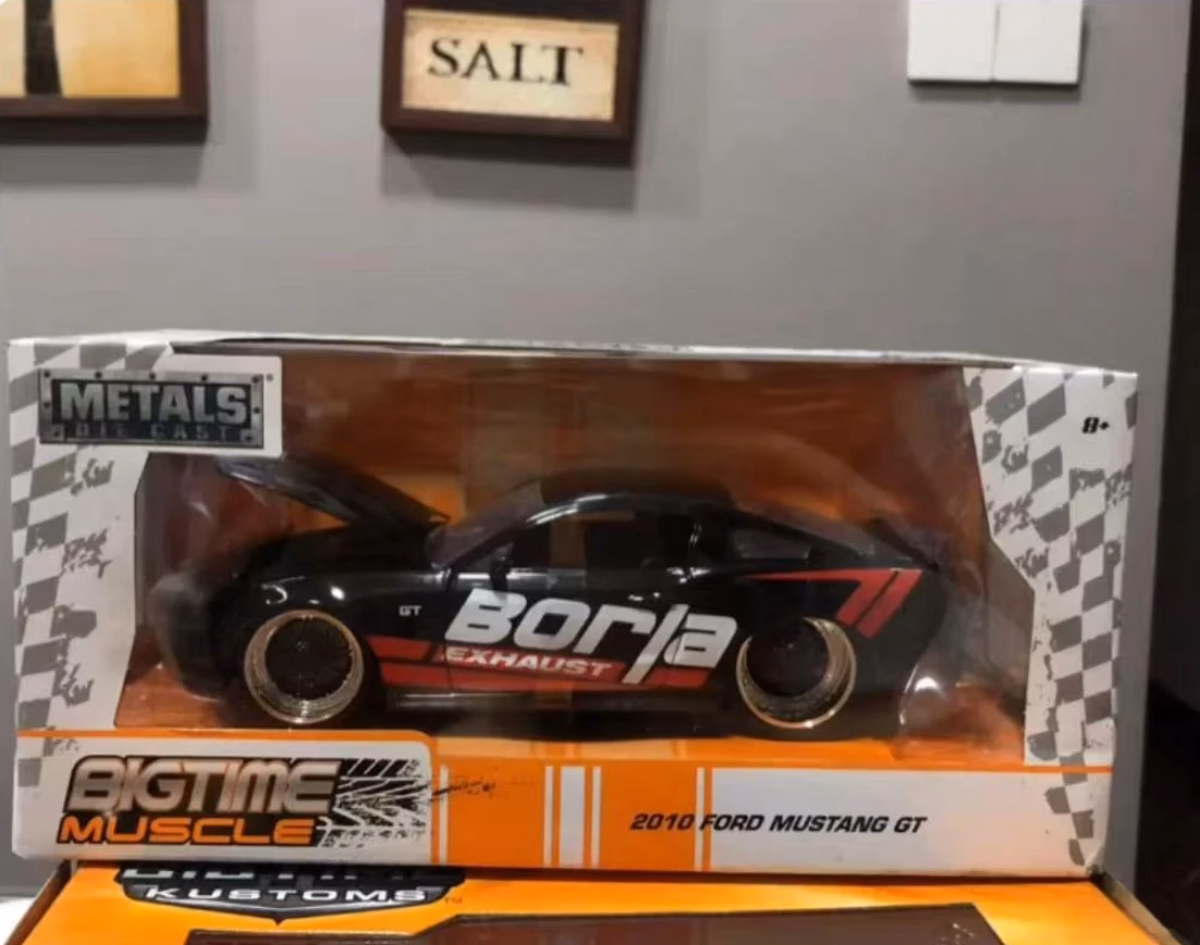 1:24 Scale Diecast 2010 Mustang GT Model - Image 4