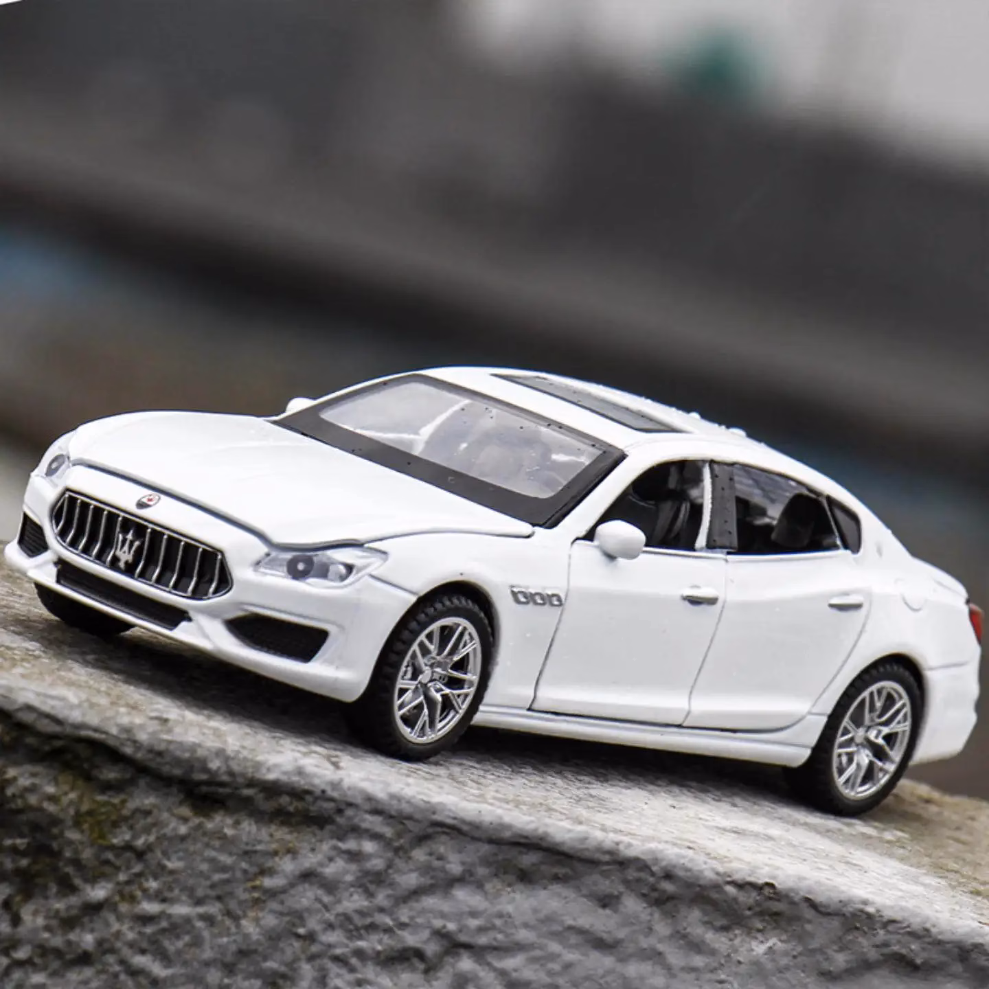 1:32 Quattroporte Alloy Miniature Car Model - Image 5