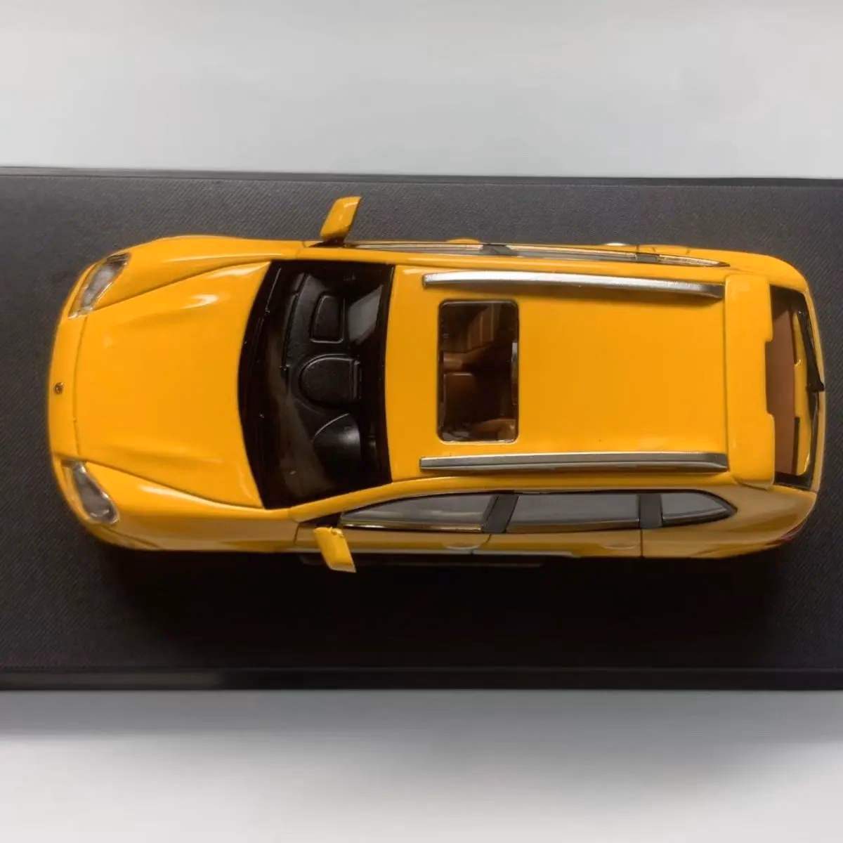 Porsche Cayenne Turbo S 1:64 Diecast Model - Image 4