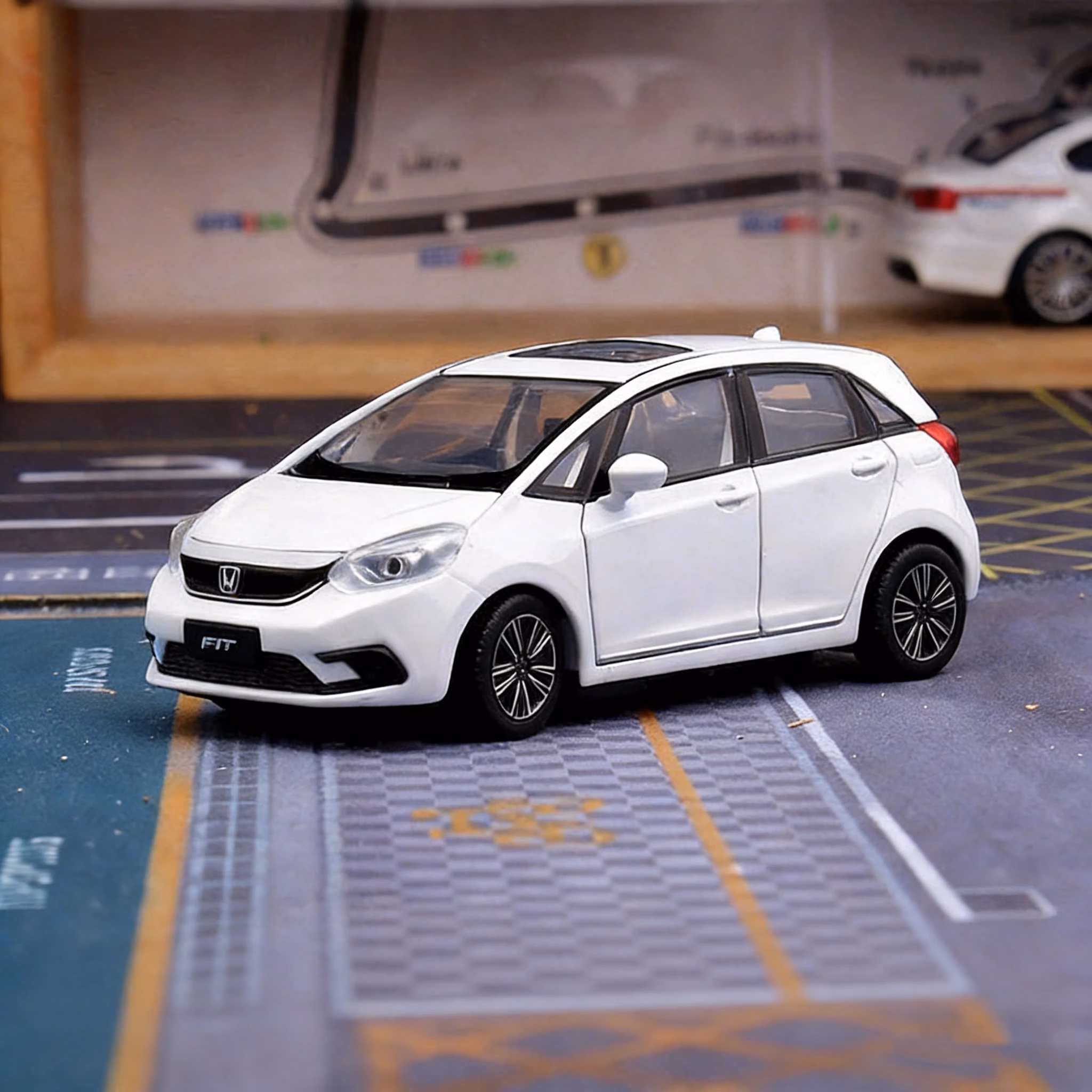 1:32 Honda Fit Sports Car Diecast Model - Image 7