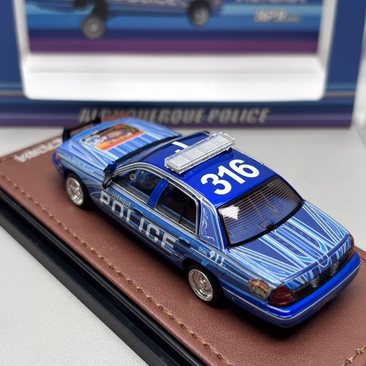 Ford Crown Victoria Police Car Diecast Model 1:64 - Image 4