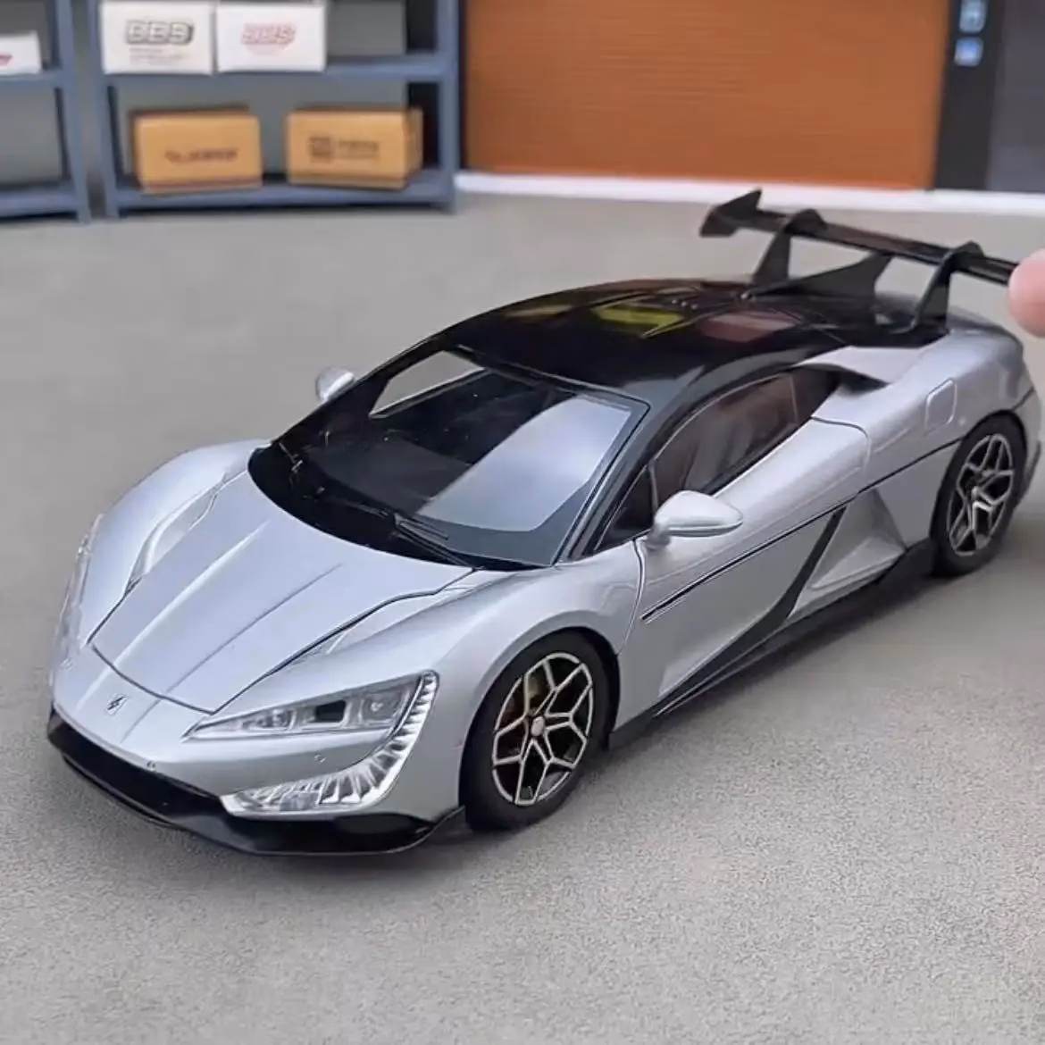 WELLY U9 1:24 Scale Alloy Model Car - Image 3