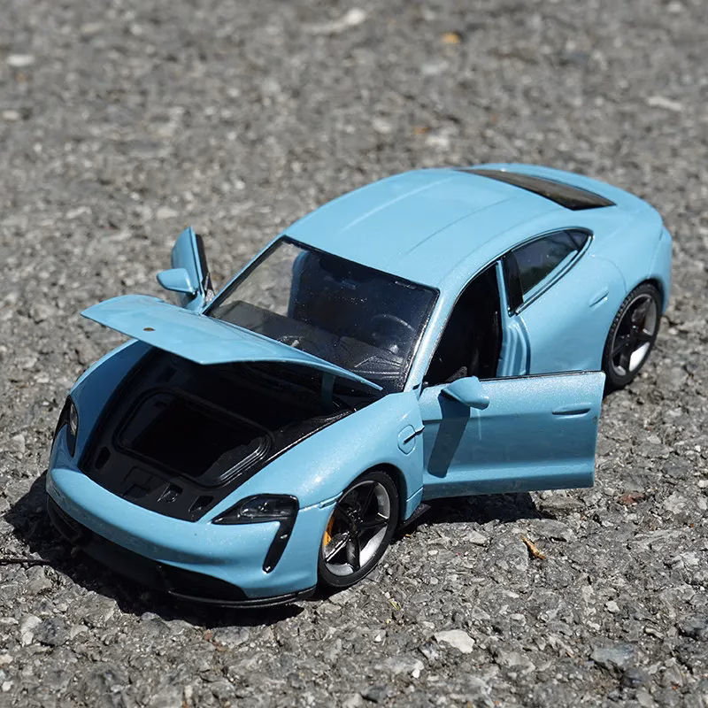 WELLY 1:24 Porsche Taycan Turbo S Model Car - Image 2
