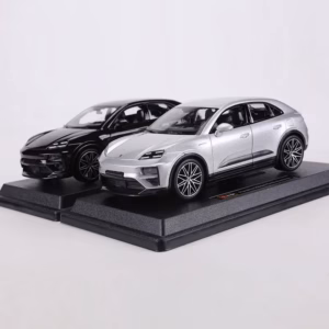Bburago 1:24 Porsche Macan Turbo Diecast Model