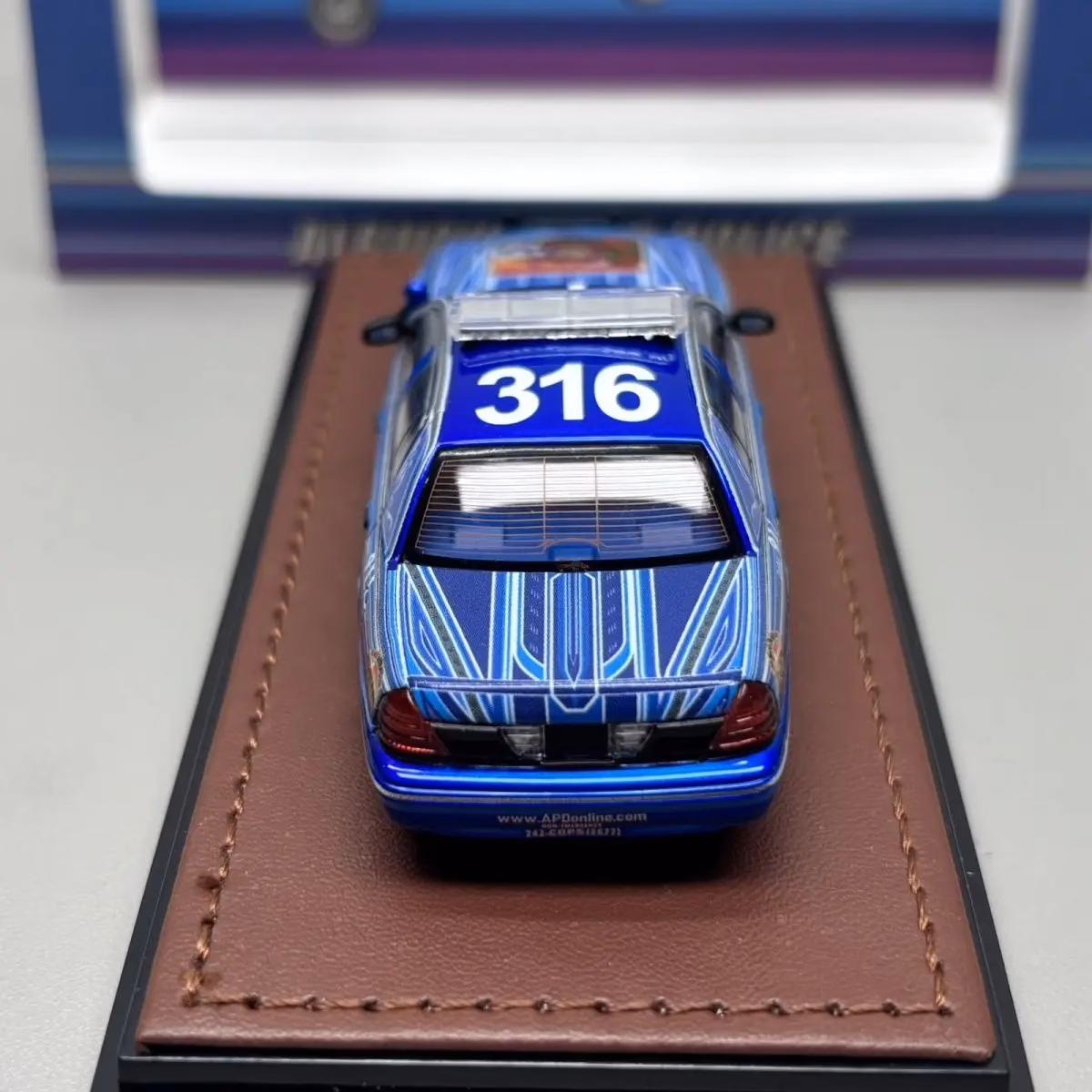 Ford Crown Victoria Police Car Diecast Model 1:64 - Image 6