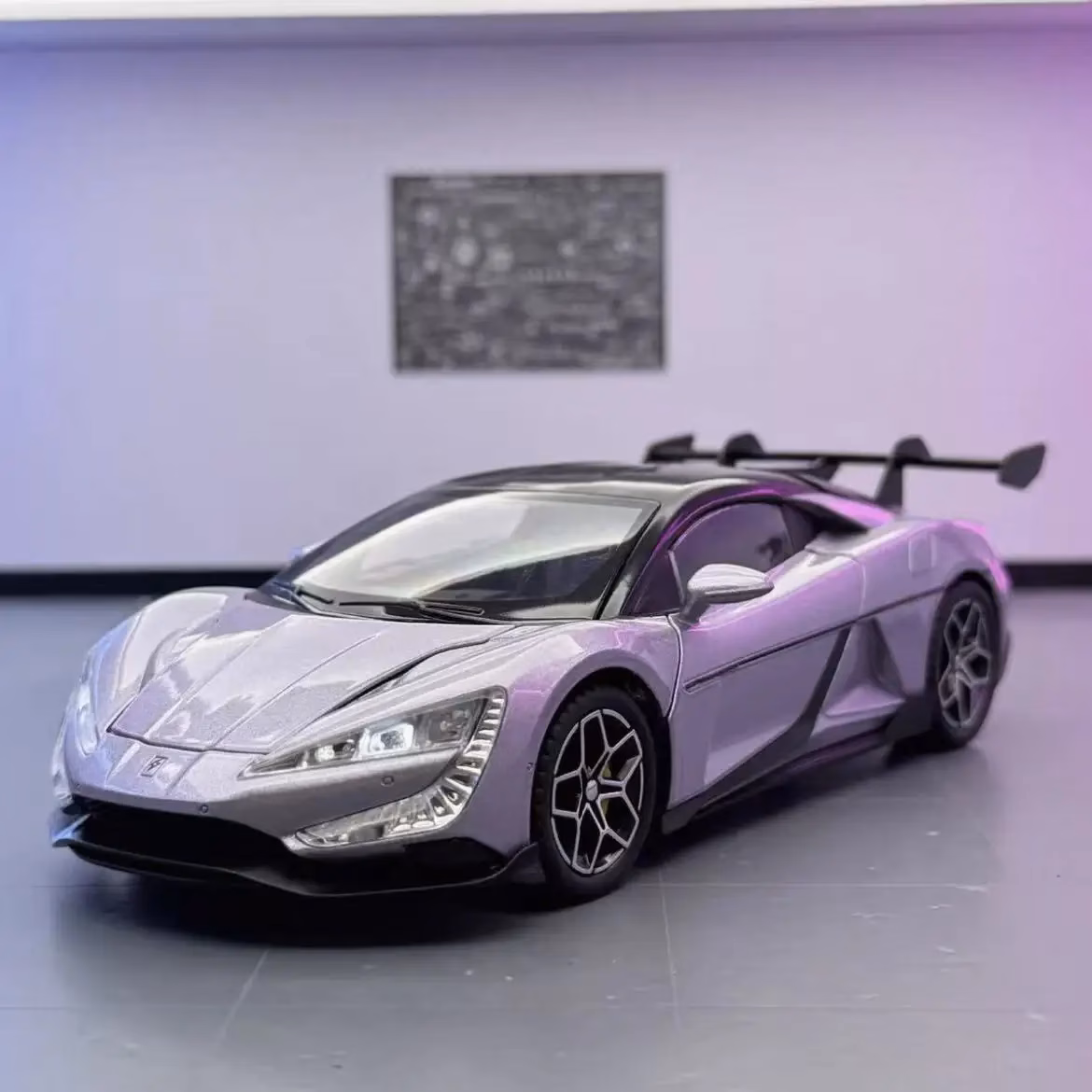 WELLY U9 1:24 Scale Alloy Model Car - Image 5