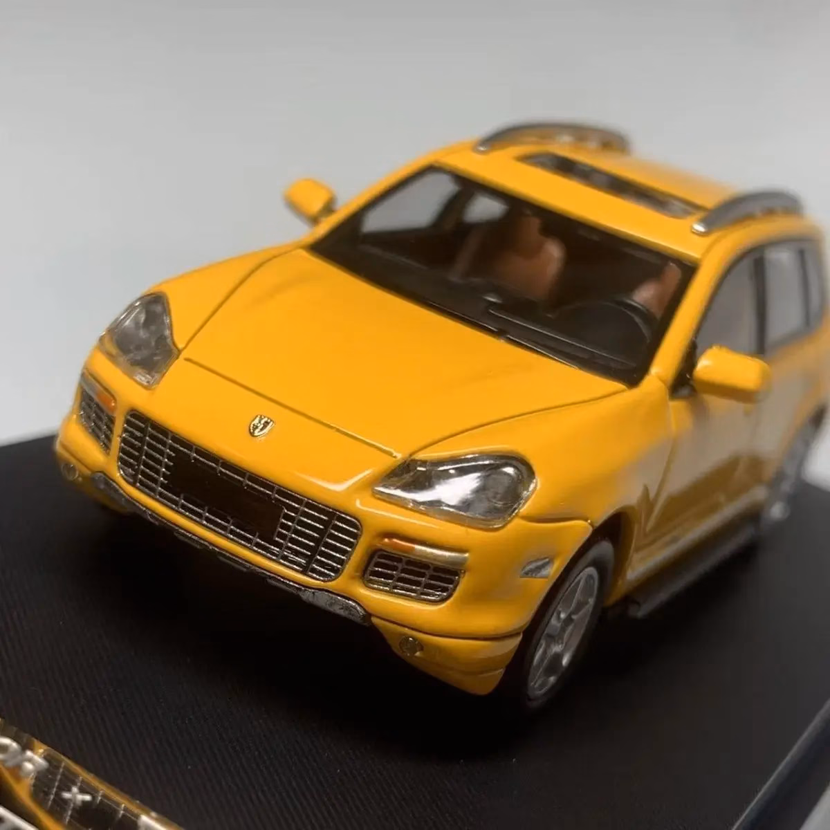 Porsche Cayenne Turbo S 1:64 Diecast Model - Image 5